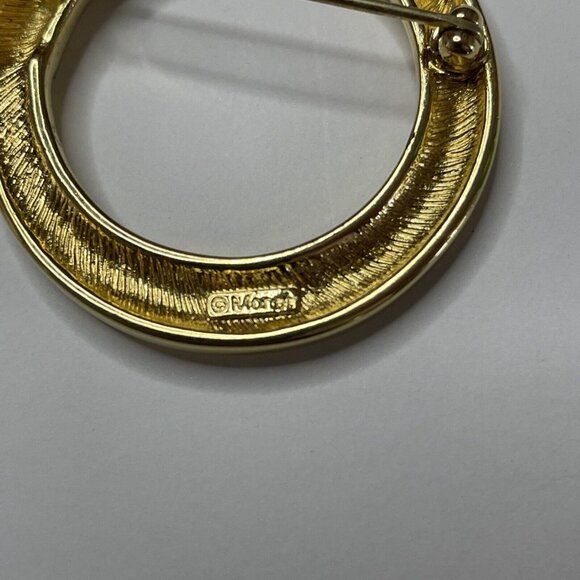 vintage monet circle brooch polished gold toned Signed pin - Picture 3 of 4